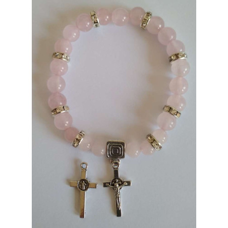 Mineralienarmband aus Rosenquarz mit Kreuz des Heiligen Benedikt