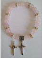 Mineralienarmband aus Rosenquarz mit Kreuz des Heiligen Benedikt