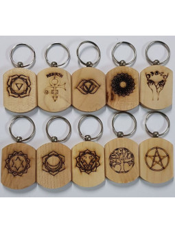 Angebot Sortiment von 10 hölzernen Schlüsselanhängern mit Symbolen unverpackt