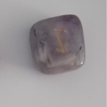 Amulette der Amethyst-Eihwaz-Runen. Die Pflanzenwelt.