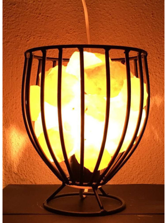 Schmiedeeisen-Lampe mit Himalaya-Salz-Stücken. 16 X 22 cm
