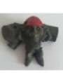 Auf einem Baumstamm liegender Gnom aus Harz.