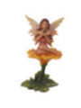 Fee auf Blume sitzend. 11 cm hoch x 11,5 cm breit.