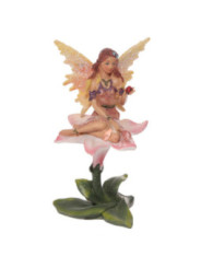 Fee auf Blume sitzend. 11 cm hoch x 11,5 cm breit.