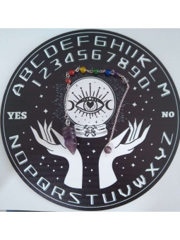 Mineralisches Pendel + schwarze Holztafel mit Zeigern, Durchmesser ca. 27,2 cm.