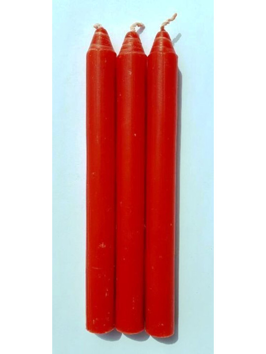 Rot getauchte handgemachte Kerze