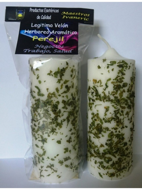 Legitime Kerze mit Kräutern und aromatischer Petersilie