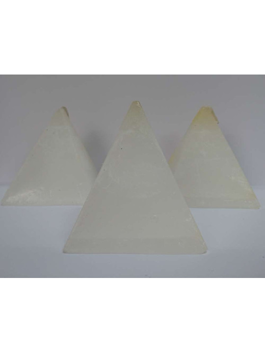 Kleine Pyramidenkerze, weiß, 6cm Basis x 7cm Höhe, Stumpenöffner